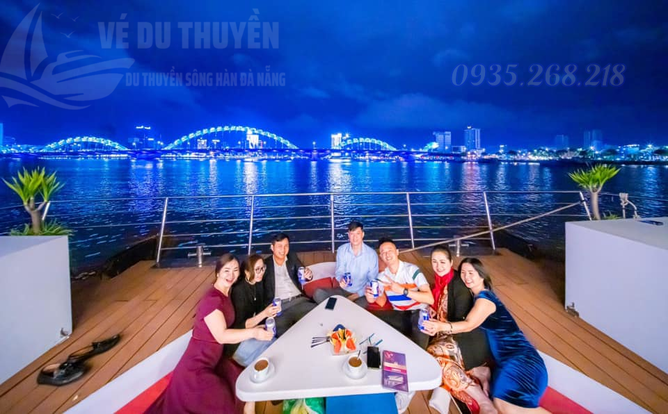 Ăn tối trên du thuyền Dragon Cruise đà nẵng