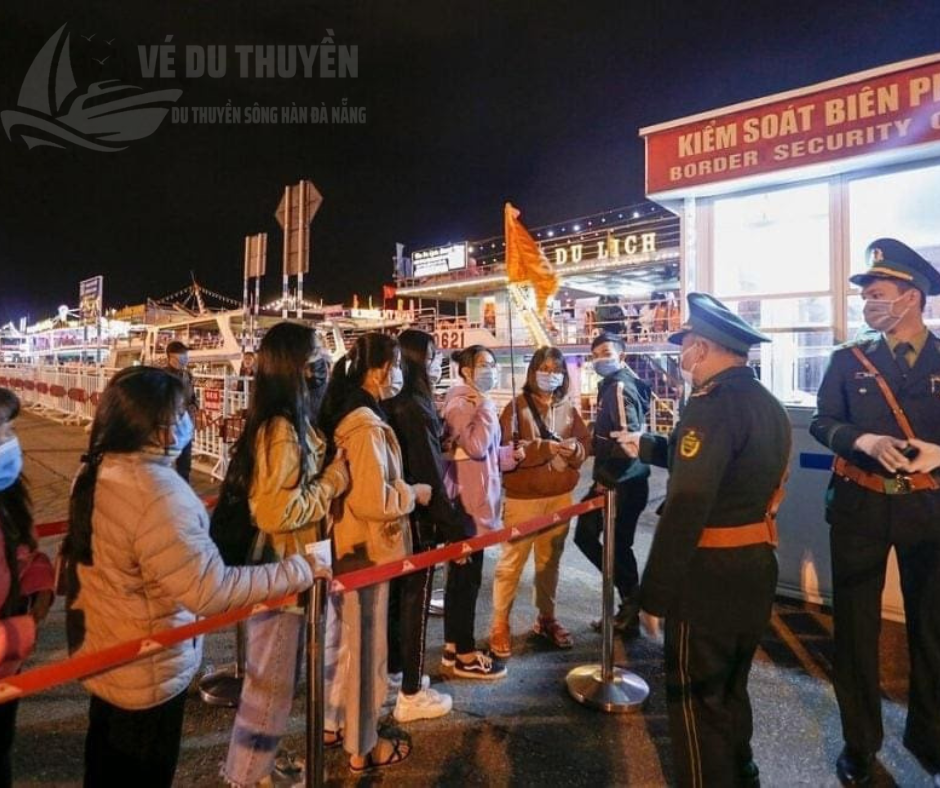 Không khí trên sông sẽ lạnh hơn, bạn nên mặc áo khoát khi đi du thuyền sông Hàn mùa mưa lạnh
