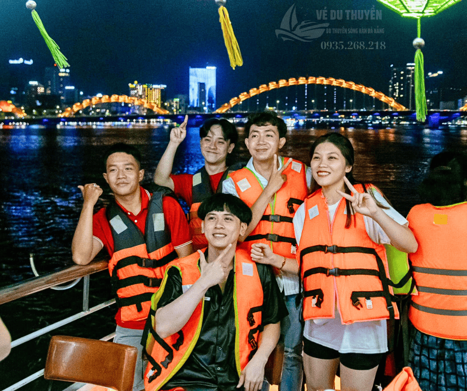 Tầng 2 tàu 7 Stars Cruise Đà Nẵng