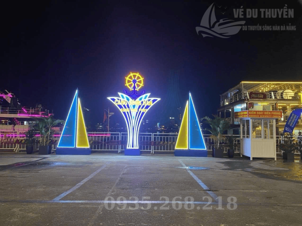 Khu vực đón khách đi nhà hàng du thuyền sông Hàn